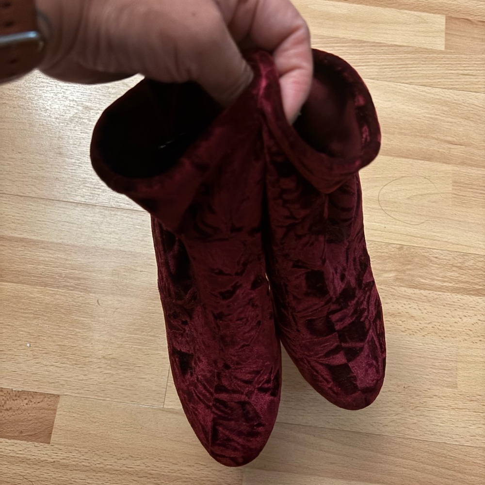 Faux Suede Taupe Block Heel 3” Booties Size 9 Burgundy Red GNO - Picture 4 of 8